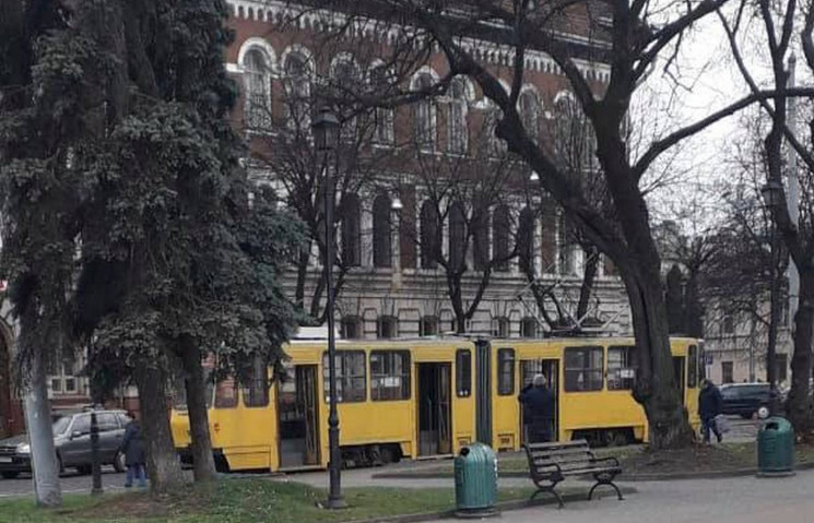 У Львові біля Бандери трамвай злетів з р…