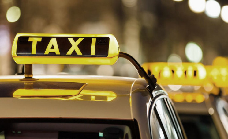 Столичні таксисити масово відмовляються…