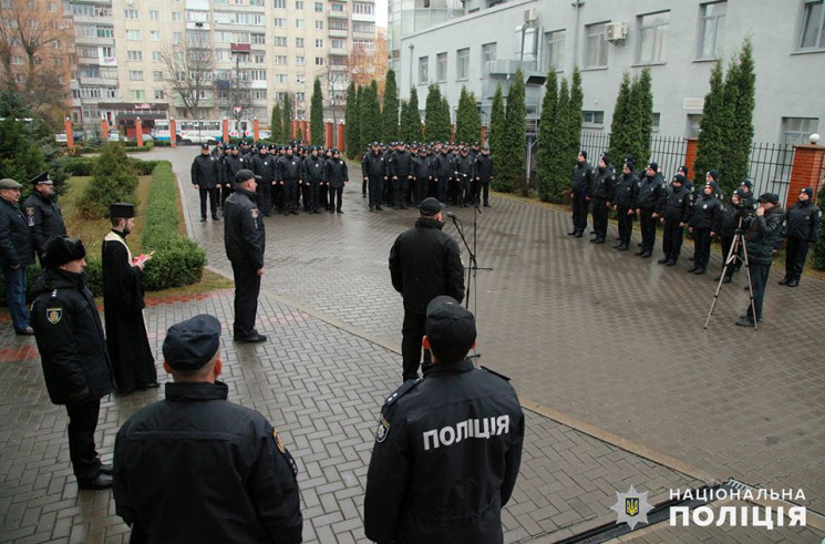 У Хмельницькому поліцейські-новобранці п…