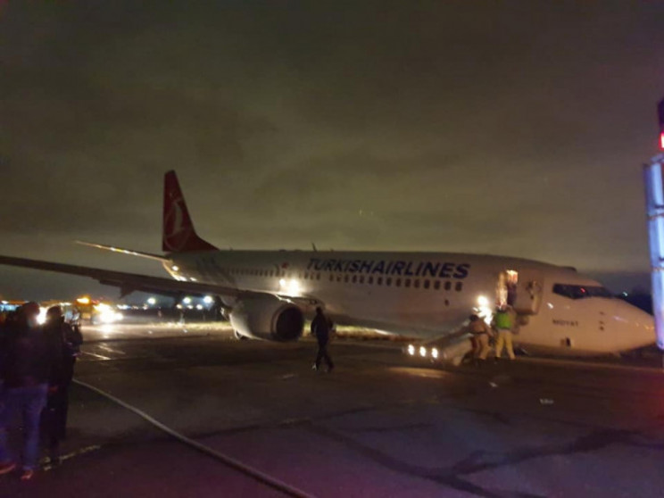 Самолет сломал шасси при посадке в Одесс…