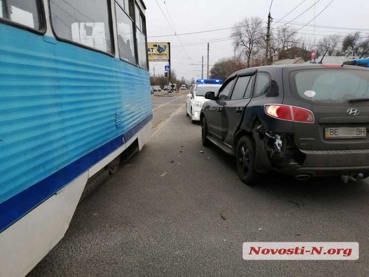В центре Николаева трамвай протаранил ав…