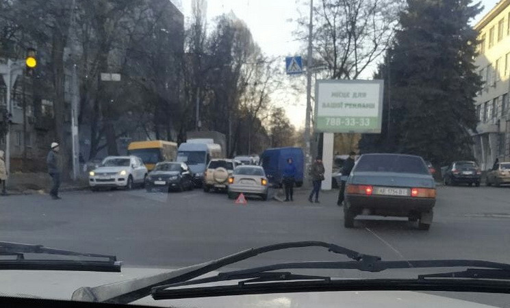 У центрі Дніпра через ДТП автівки вимуше…