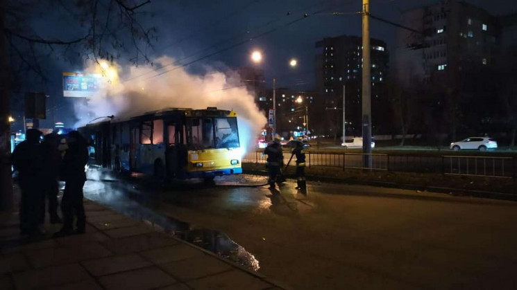 У Львові згорів тролейбус (ФОТО, ВІДЕО)…