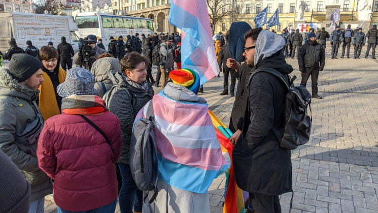 В Киеве проводят марш в защиту трансгенд…