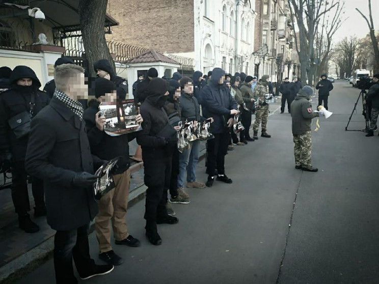 В Харькове пикетировали Генконсульство Р…