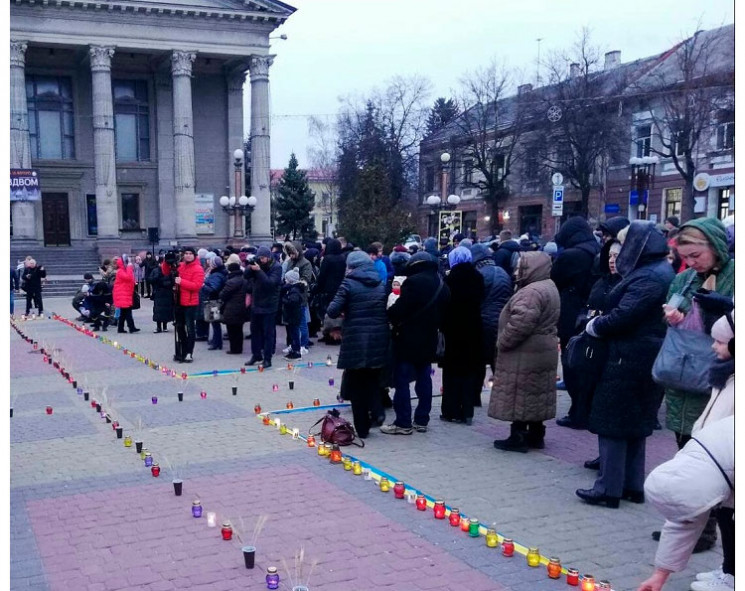 У Тернополі на Театральному майдані запа…