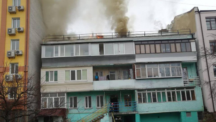 У Києві сталася пожежа в 3-поверховому ж…