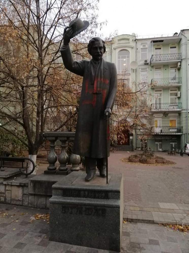 У Києві розмалювали свастиками пам'ятник…