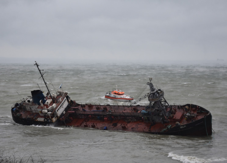 Морська вода на одеському пляжі "Дельфін…