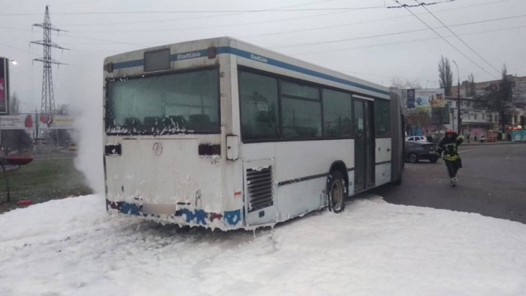 У Миколаєві спалахнув автобус із пасажир…