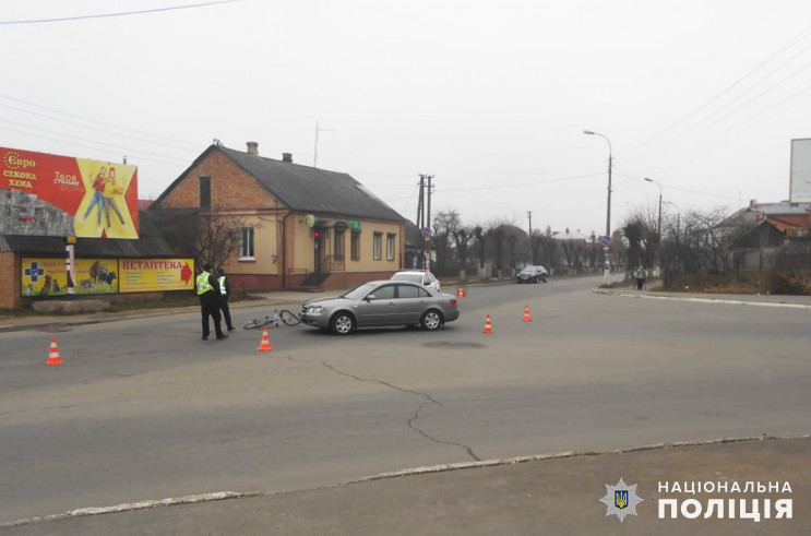 Під колесами авто у Шепетівці опинилася…