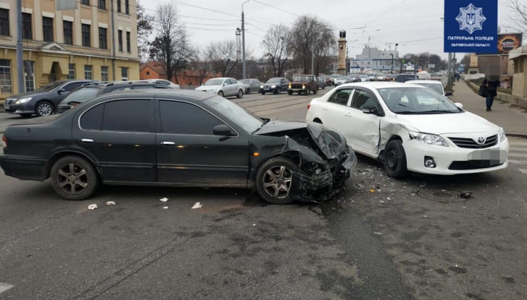 Біля Південного вокзалу врізалися авто:…