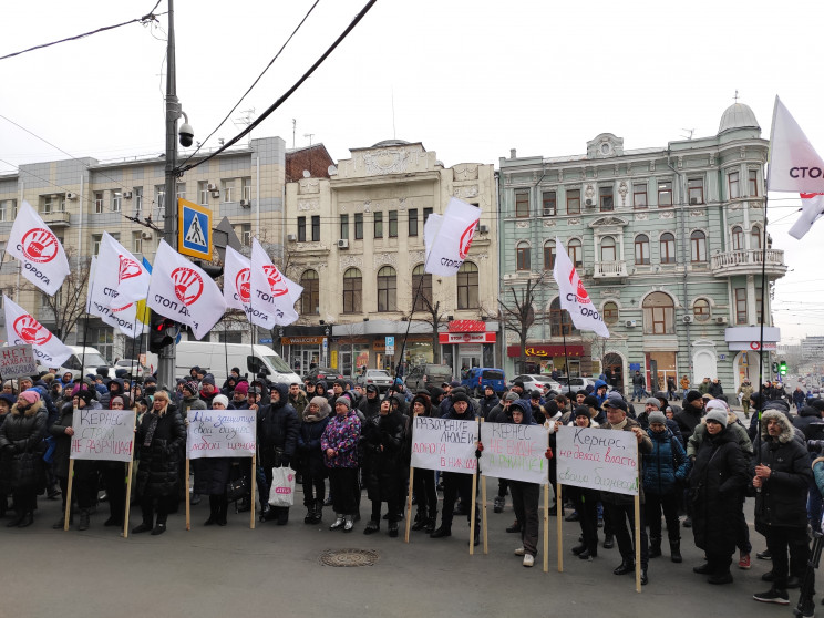 В Харькове мэрию пикетируют около 400 че…