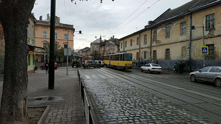 ДТП зупинила рух трамваїв у центрі Львов…