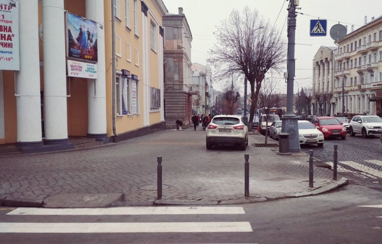 На тротуарах двох вулиць у центрі Вінниц…