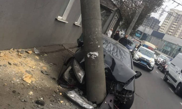 На Грушевского автомобиль сбил столб: Лю…