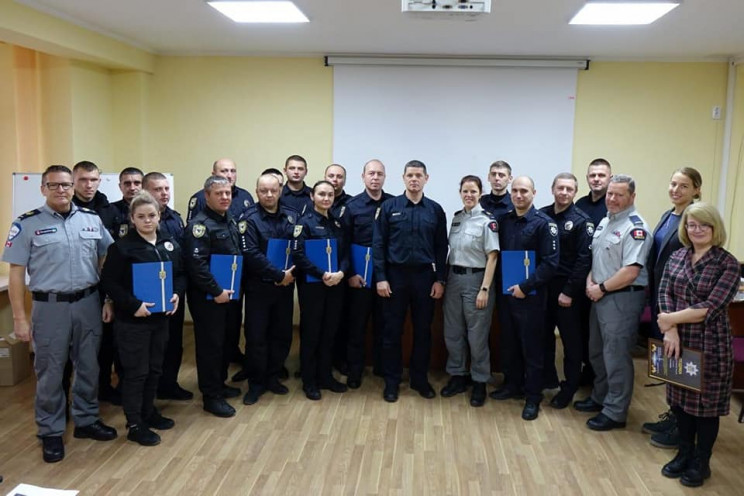 Поліцейські Франківщини отримали сертифі…