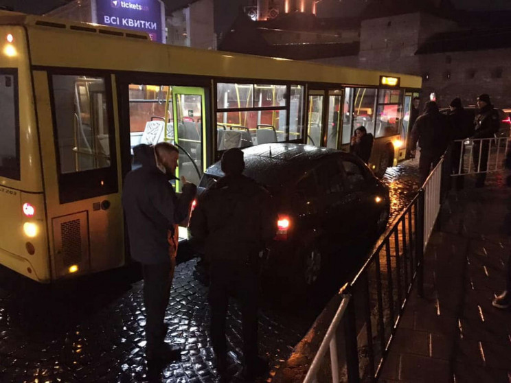 У Львові великий автобус затиснув малень…