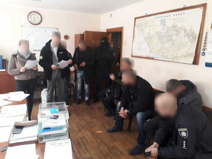 В Одессе троих полицейских подозревают в…