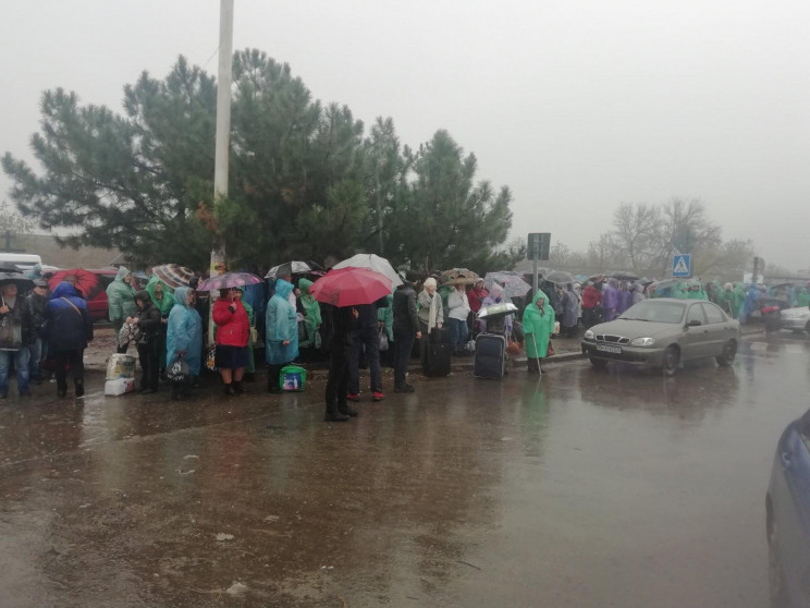 На КПВВ "Майорськ" 150 людей стояли у че…