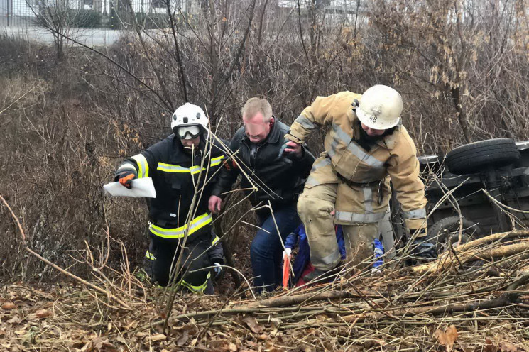 На трасі під Харковом перекинувся мікроа…