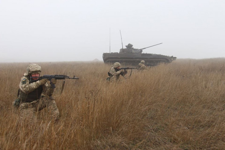 В течение суток боевики на Донбассе один…