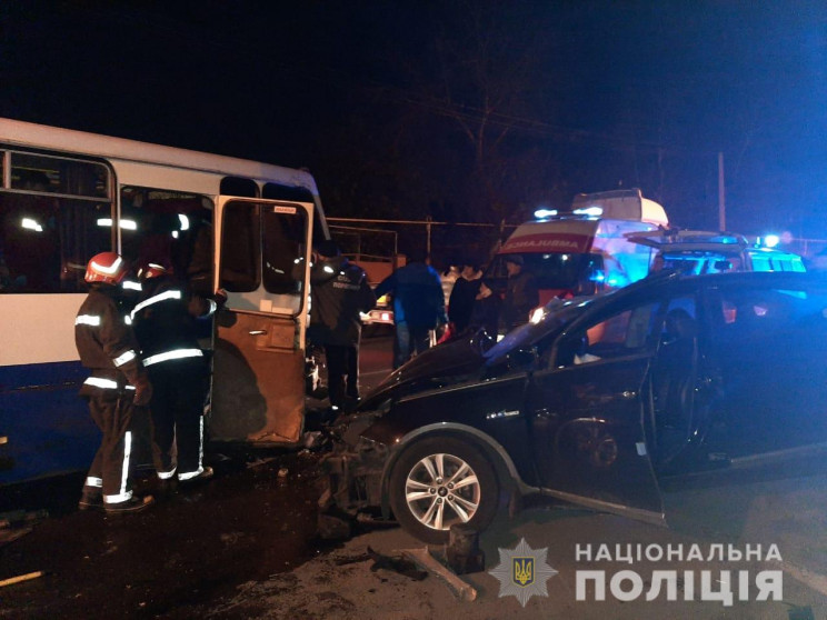 Под Одессой автомобиль врезался в маршру…