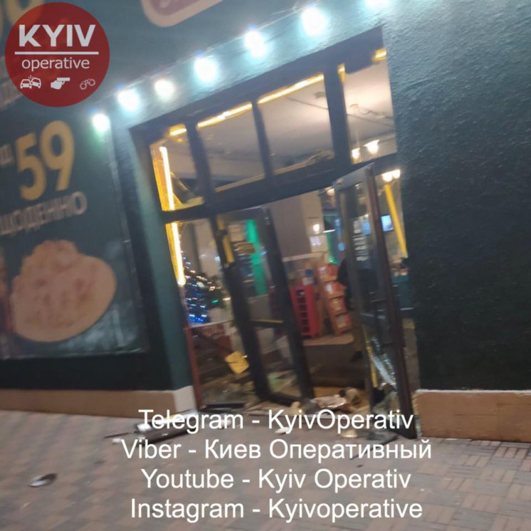 В Киеве молодчики "разбомбили" пиццерию…