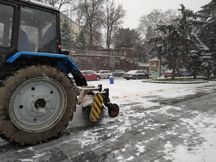 В Ужгороді працює снігоприбиральна техні…