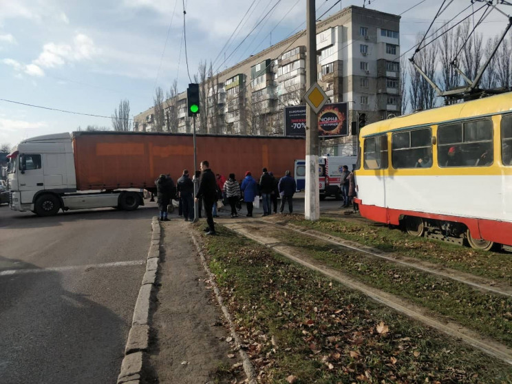 На поселке Котовского грузовик сбил двух…