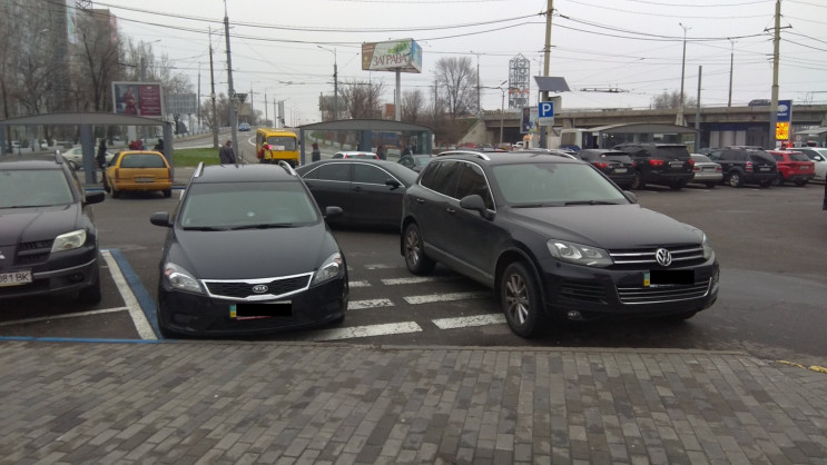 В Днепре сразу две машины припарковались…