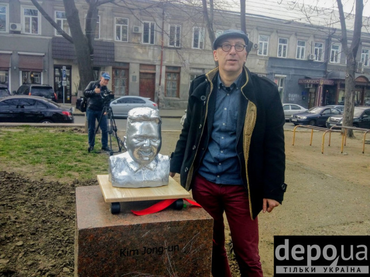 В Одессе установили памятники Трампу и К…