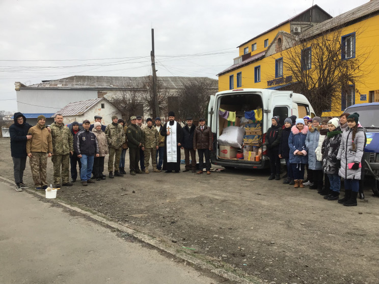 Ізяславські волонтери повезли подарунки…