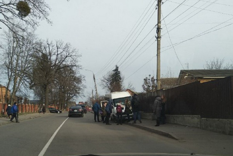 На Старому місті маршрутка врізалася в п…