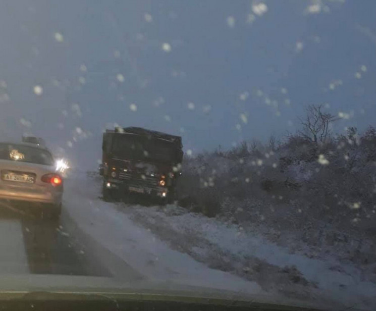 Біля Бібрки вантажний автомобіль знесло…