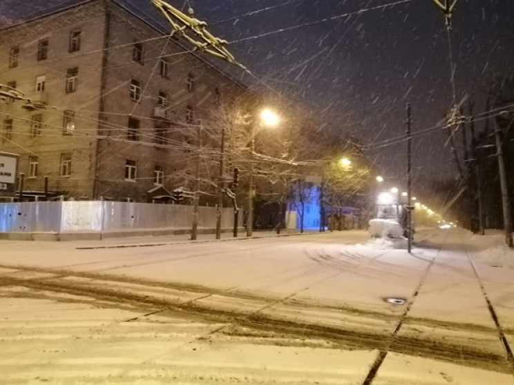 Дніпро накрило першим снігом: Як техніка…