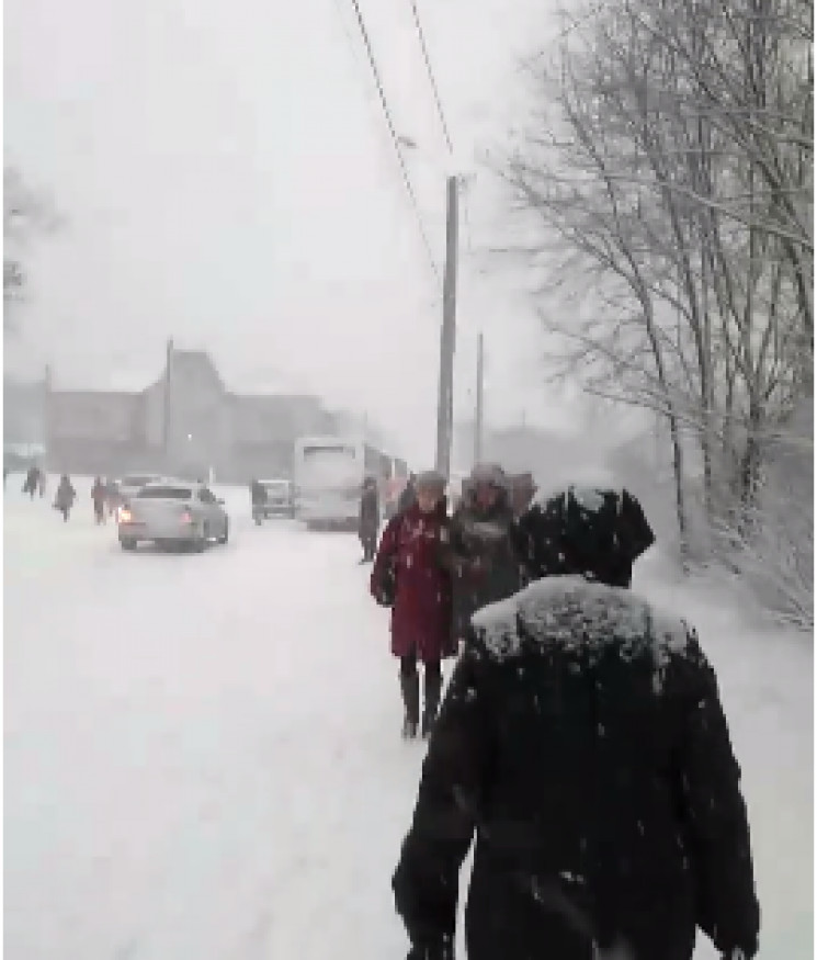 В Лисичанске "неожиданно" выпал снег: Го…