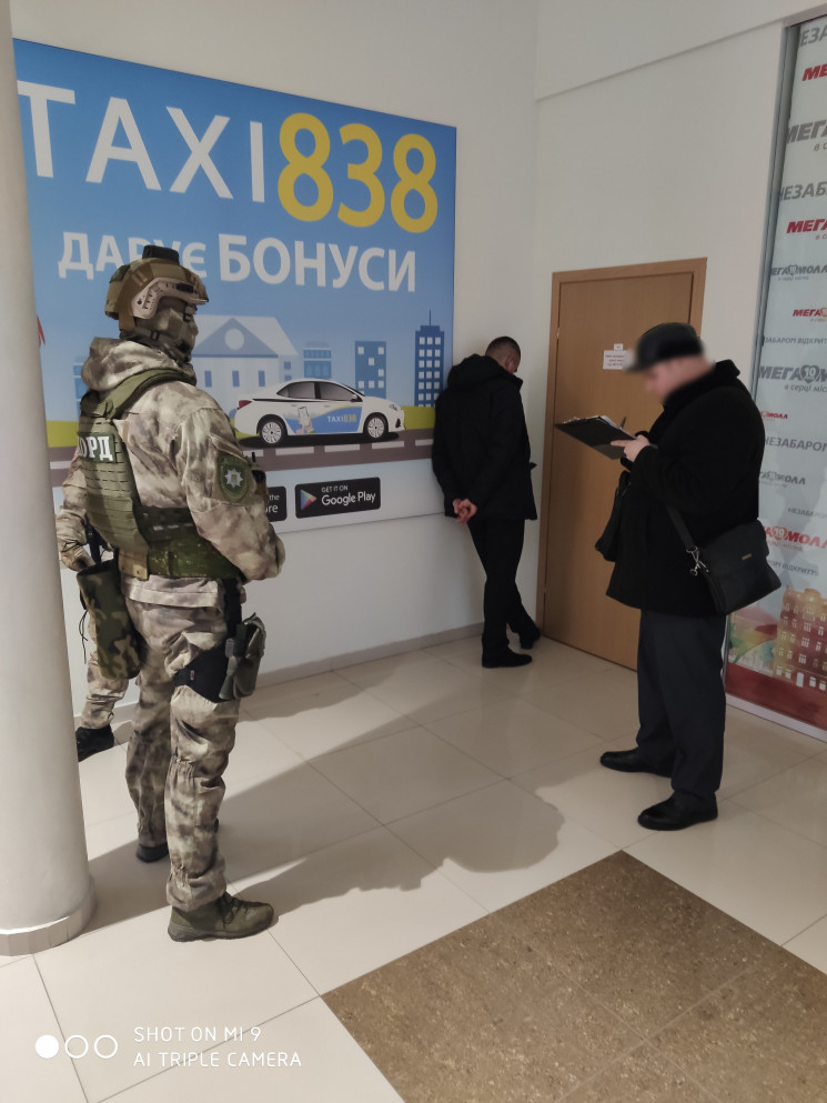 У "Мегамолі" арештували рекетира, який п…