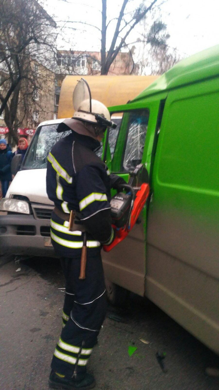 Після ДТП у Вінниці рятувальники дістава…