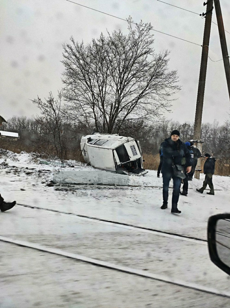 В "ДНР" машина ОБСЄ вилетіла зі слизької…