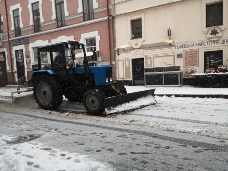 Ужгородські дороги і тротуари посипають…