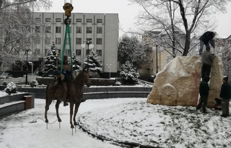 В Берегово начали устанавливать конную с…