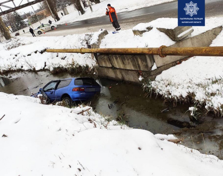 В Харькове водитель Honda потерял управл…