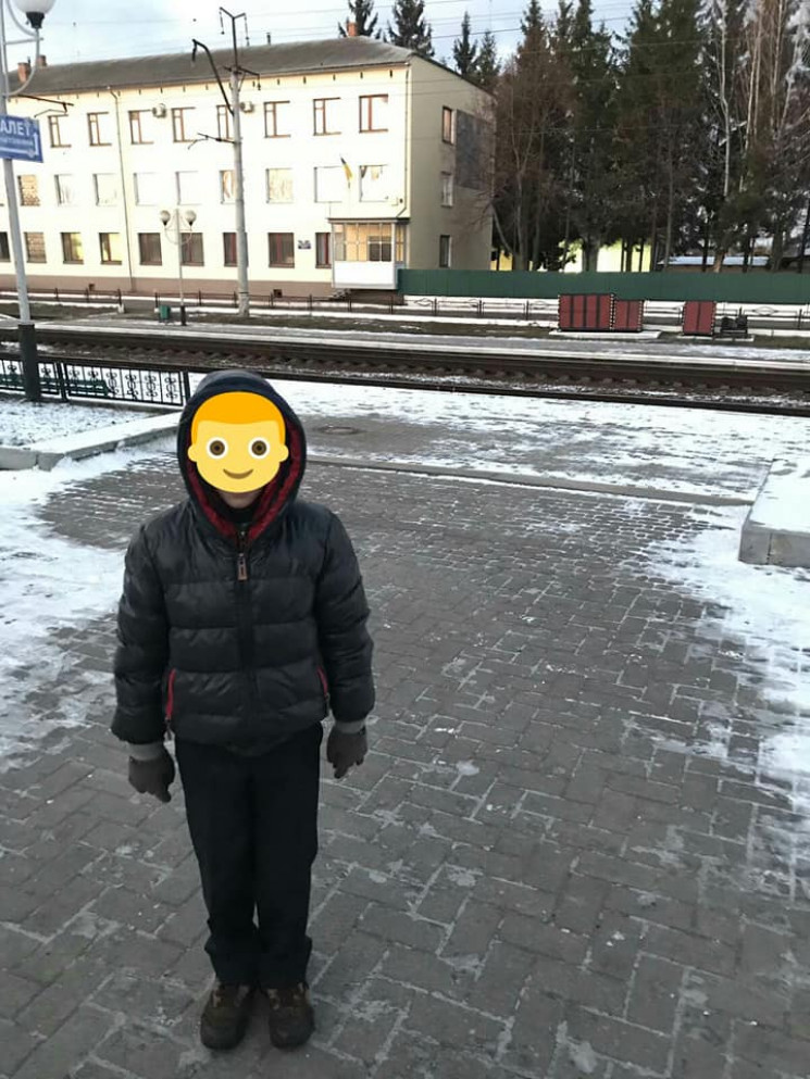 Самотню 7-річну дитину знайшли копи в Ше…