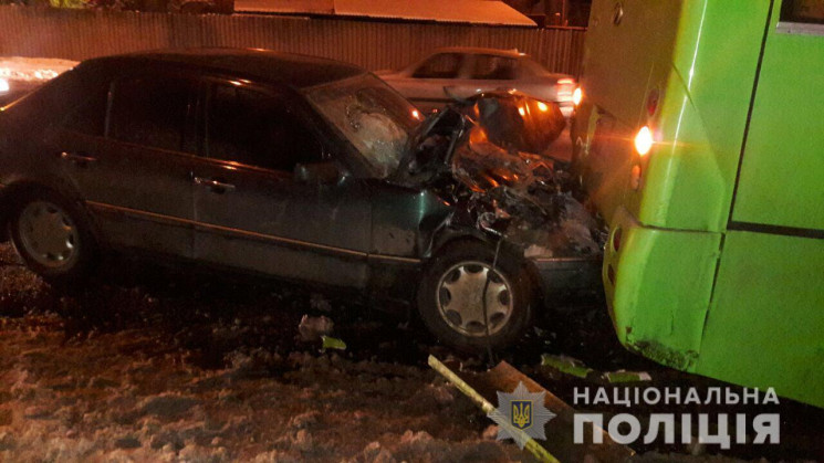 У Харкові водій Mercedes врізався в марш…