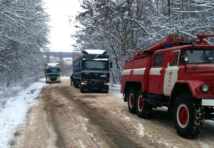 На Полтавщине спасатели вытащили из снеж…