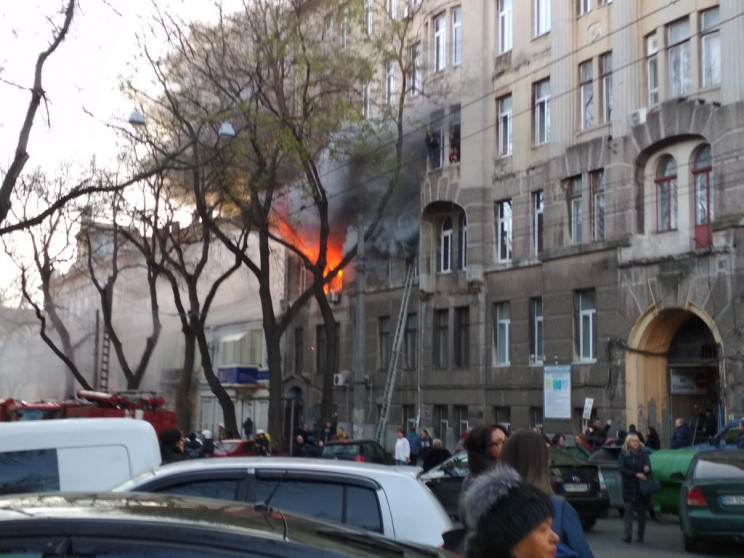 В центре Одессы горит историческое здани…