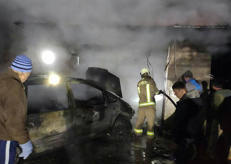 На Виноградівщині у гаражі згорів автомо…