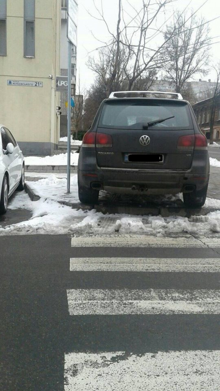 В центре Днепра автохам припарковался на…