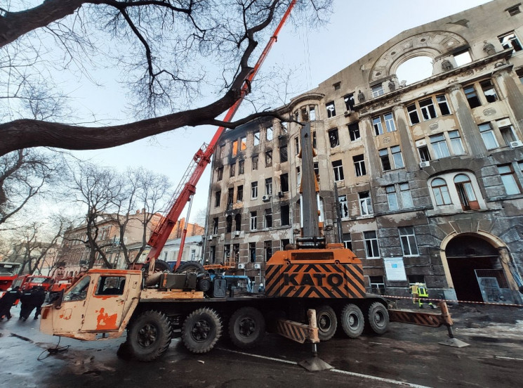 Одеські рятувальники усю ніч розчищали з…